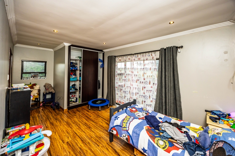 To Let 5 Bedroom Property for Rent in Cove Rock Eastern Cape